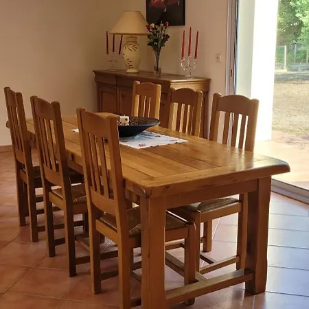 Villa Spacious Saint-Vivien-de-Médoc