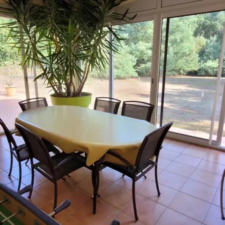 Spacious Villa Saint-Vivien-de-Médoc