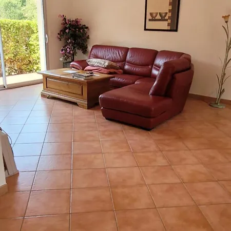 Spacious Villa Saint-Vivien-de-Médoc