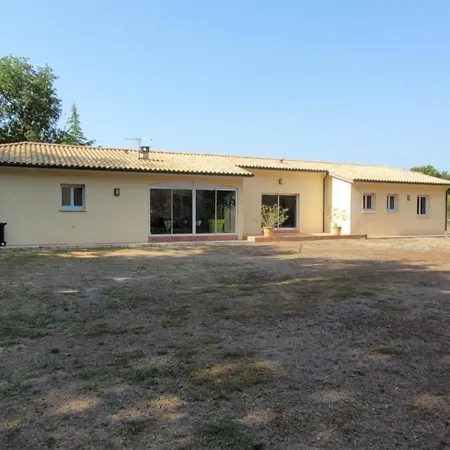 Villa Spacious Saint-Vivien-de-Médoc