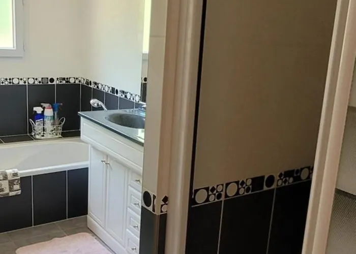 Spacious Vila Saint-Vivien-de-Médoc