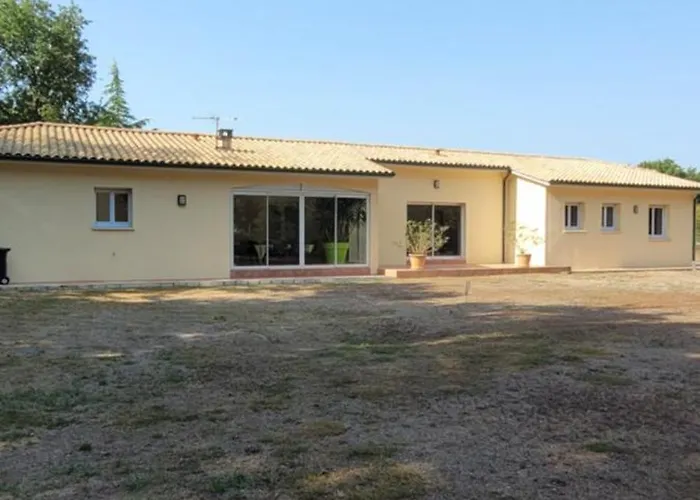 Vila Spacious Saint-Vivien-de-Médoc